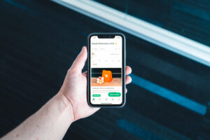 Personne utilisant un smartphone pour commander des services à la demande du quotidien