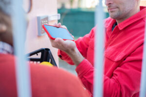 Personne commandant un service du quotidien depuis une plateforme digitale sur smartphone
